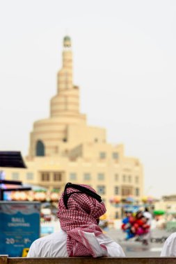 Dikiz geleneksel Arap giysi ve bulanık bina giyen adam