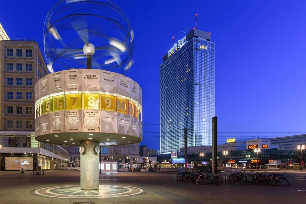Marzo 2017 Berlín Alemania Famoso Reloj Mundial Iluminado Por Noche —  Fotos de Stock