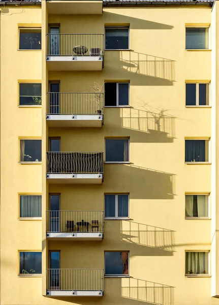 노란색의 아파트 건물의 — 스톡 사진