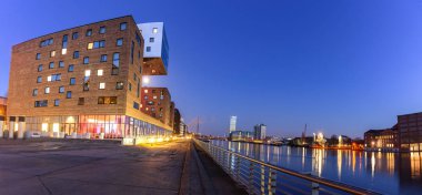 Işıklı şehir manzaralı Berlin Spree Nehri.