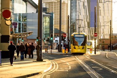St. Peters Meydanı Manchester ve gökdelen içinde belgili tanımlık geçmiş yaklaşan metro-bağlantı sistemi üzerinde tramvay