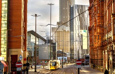 Tüm büyük tren istasyonları ve turistik bağlanma, Metro-link birkaç dakikada sonra Manchester, İngiltere'de çalışan.