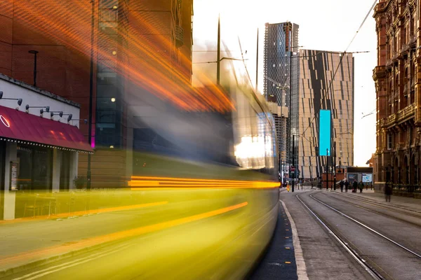 Stadtbahn Gelbe Straßenbahn Der Innenstadt Von Manchester Abend Bewegung Verschwommen — Stockfoto