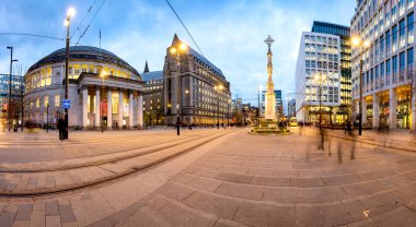 Manchester merkez kütüphanesinin kavisli binasının dış görünümü ve St Peters Meydanı'ndaki savaş anıtı, Manchester, İngiltere.