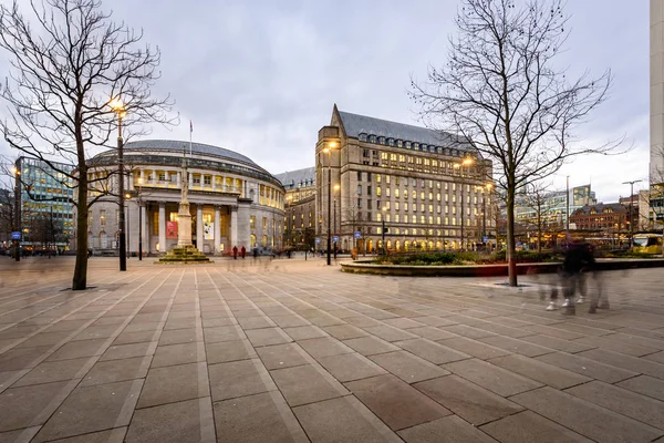 圣彼得广场 在曼彻斯特市中心设有图书馆 市政厅和战争纪念馆 — 图库照片