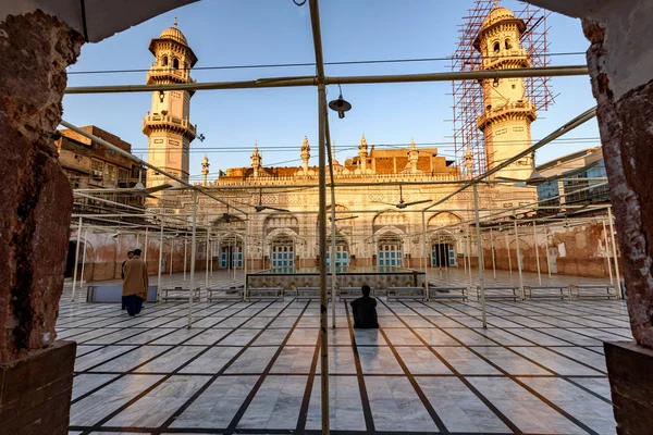 모하바타 모스크 페샤와르 파키스탄의 플로럴 모티프와 쿠라닉 서예로 장식된 — 스톡 사진
