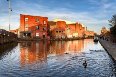 Chester, antik şehir surları etrafında ki popüler dairesel yürüyüşle ünlüdür.