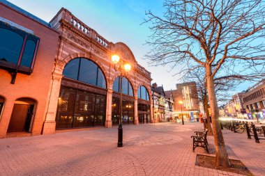 Chester Kütüphanesi, Cheshire County'nin en tarihi bölgelerinden birinin kalbinde yer almaktadır..
