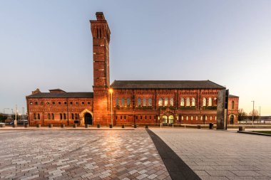 Henry meydanındaki yeni Sulh Mahkemesi'nin karşısında eski Ashton Yüzme Banyoları bulunmaktadır. 1870 yılında inşa edilen bu bina, belediyenin ilk ve en büyük yüzme banyolarından biridir. Ashton Under Lyne, Greater Manchester, İngiltere.