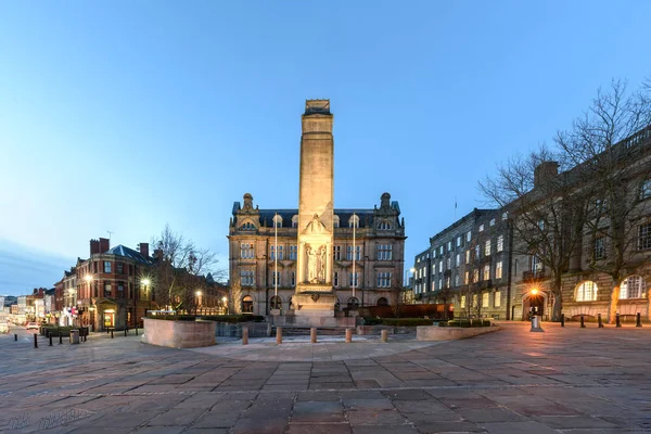 普雷斯顿塞诺塔站在英国兰开夏郡普雷斯顿市场广场 是纪念在一战和伊井中丧生的普雷斯顿士兵的纪念碑 — 图库照片