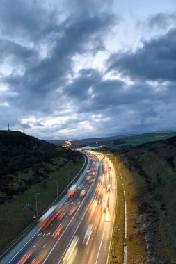 West Yorkshire, Ingiltere, Ingiltere yakınında M62 otoyolu gece trafik