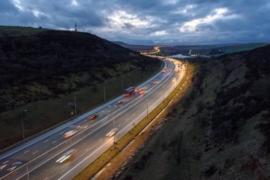 M62 üzerinde gece, Leeds, West Yorkshire, Ingiltere yakınında ışık parkurları.