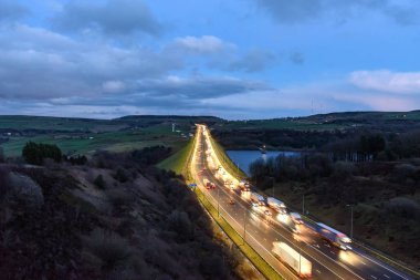 Leeds, West Yorkshire, Ingiltere yakınında M62 otoyolu üzerinde meşgul trafik.