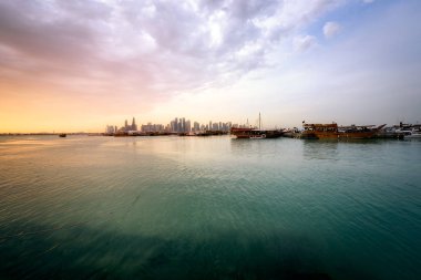 Gün batımında Doha finans merkezinin panoramik görünümü