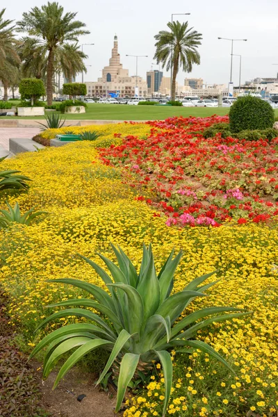 Hermoso Macizo Flores Con Flores Colores Frente Mezquita Espiral Doha — Foto de Stock