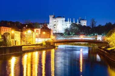 Kilkenny Kalesi İrlanda üzerinden akar gibi Nore Nehri üzerinde görülen