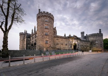 Kilkenny Kalesi, Kilkenny, İrlanda Ortaçağ şehrinin imza sembolü.