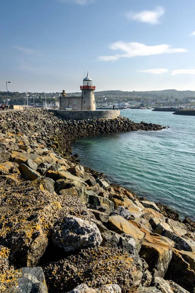 Uitzicht Haven Vuurtoren Langs Het Koude Haveloze Water — Stockfoto