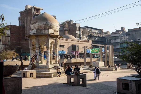 파키스탄 페샤와르 2015 차우크야다 기념물 따뜻하고 즐기는 사람들 — 스톡 사진
