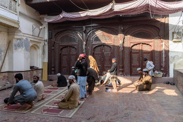 Peshawar Paquistão Janeiro 2015 Adoradores Rezando Masjid Mohalla Sethiyaan Localizado — Fotografia de Stock