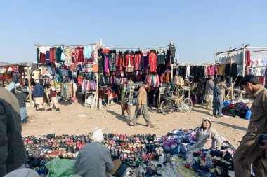 Peşaver, Pakistan - 13 Aralık 2015: Pazar pazarında giysi ve ayakkabı satışı (itwar Bazaar) Hayatabad, Peşaver Pakistan.