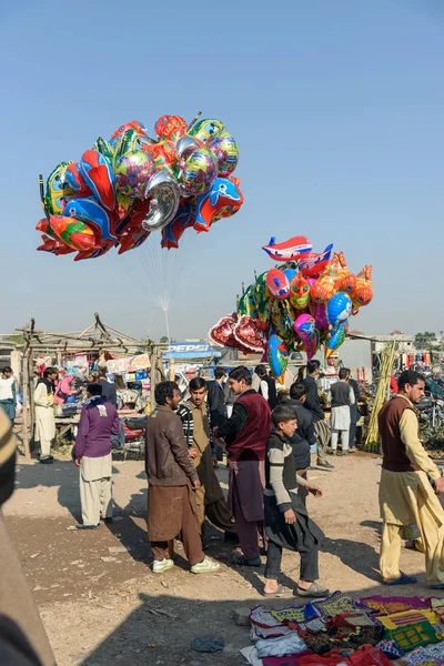 Peshawar Pakistan Dicembre 2015 Ragazzo Che Vende Suoi Palloncini Alluminio Foto Stock