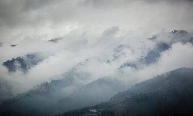 Pakistan 'ın Swat Vadisi' nde Himalaya sıradağlarının manzarası.