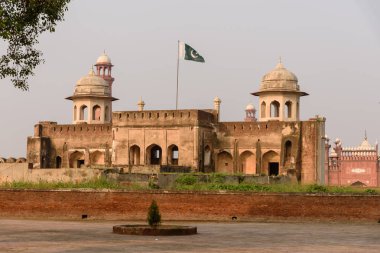 Lahore, Pakistan - 23 Eylül 2019: Hazuri Bagh Baradari, Baadshahi Camii ile Lahor Kalesi, Pakistan
