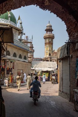 Lahore, Pakistan-Sep 23, 2019: Şu anda Lahor Pakistan 'da yer alan Chitta Kapısı olarak bilinen Delhi Kapısı' ndaki insanlar.
