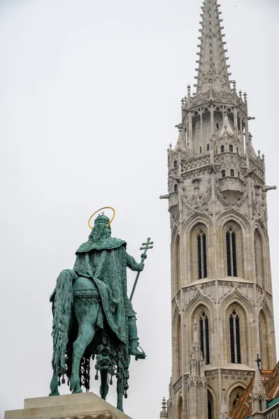 마티아스 Matthias Church 부다페스트에 가톨릭 교회이며 앞에는 스티븐 — 스톡 사진