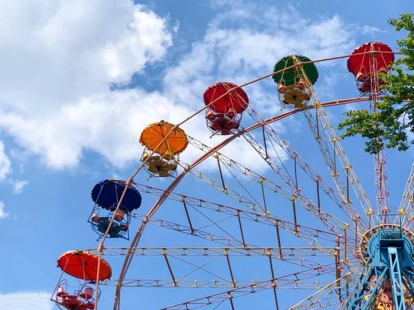 Roda Gigante Colorida Céu Azul Nuvens Brancas Contexto Entretenimento Verão — Fotografia de Stock