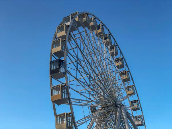 Roue Ferris Métal Argenté Dans Parc Travers Ciel Bleu Contexte — Photo
