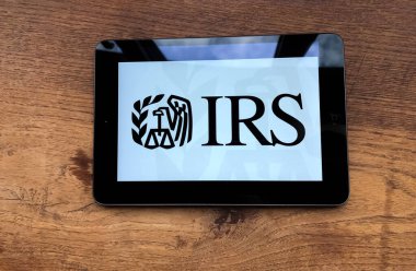 Mayıs 2020 Milan, İtalya: Vergi Dairesi logo simgesi tablet ekranda yakın plan. IRS görsel marka