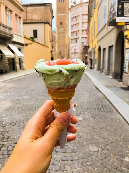 Kleurrijke Ijskegel Hand Door Oude Stad Parma Italië Reizen Toerisme — Stockfoto