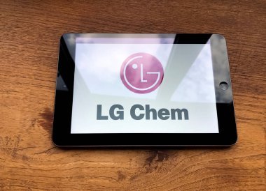 Mayıs 2020 Milan, İtalya: Tablet ekranında LG Kimya Şirketi logo simgesi. LG görsel marka 