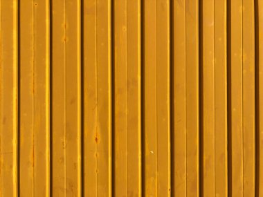 Çizgili ve paslı sarı metal duvar. Metal kalaslar arka planda yakın plan. Boşluğu kopyala