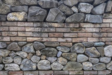 Antik gri taş duvar ve tuğla dokusu yakın plan. Boşluğu kopyala