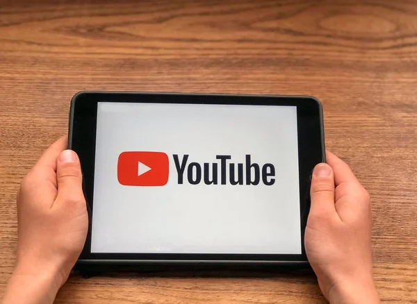 Eylül 2019 Parma, İtalya; Youtube 'daki çocukları yakından izleyen çocuk. Youtube şirket girişi. 