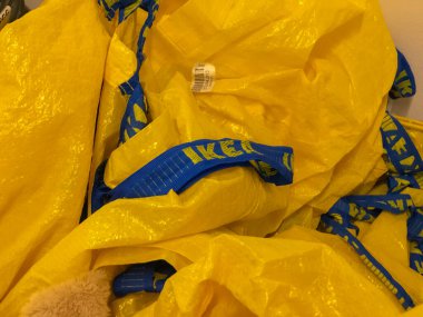 Haziran 2020 Milan, İtalya: IKEA şirket logosu sarı marka çantaların üzerine yakın plan. IKEA görsel marka