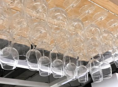 Barın tavanında asılı şarap bardakları. Bar aletleri. Alkol. 