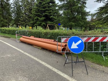 Yol trafik levhası ve asfalt kaplamalı borular. Yapım işlemi devam ediyor  