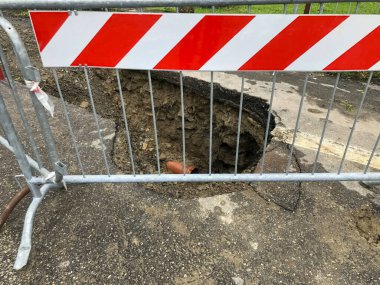 Yol kapalı tabelası. İnşaat devam ediyor. Yolda bir çukur buldum.