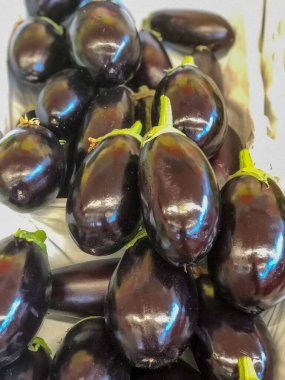 Yakın planda bir markette taze patlıcan. Organik sebzeler. Sağlıklı yaşam tarzı. 