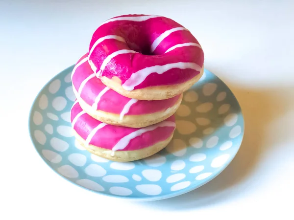 Tres Rosados Donas Blancas Colorido Plato Sobre Fondo Blanco Cerca — Foto de Stock