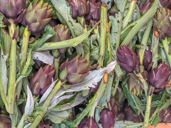 Kutuda Bir Sürü Enginar Var Üst Manzara Sebze Organik Yiyecekler — Stok fotoğraf
