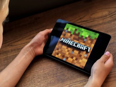 Eylül 2019 Parma, İtalya: Minecraft uygulama oyunu çocuğun ellerinde tablet ekranda