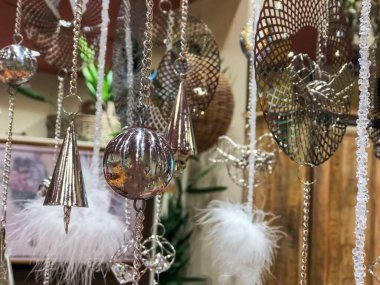 Modern gümüş tavan dekorunda asılı duruyor. İç dizayn. Noel süslemeleri