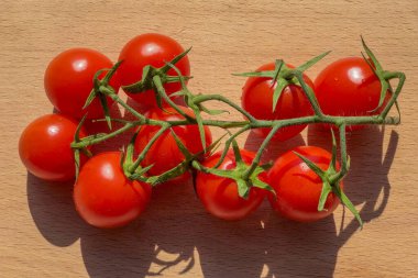 Tahtanın üst tarafında taze kiraz domatesleri var. Sebze, mutfak, sağlıklı yaşam tarzı konsepti.