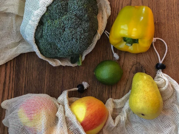 Fresh Fruits Vegetables Close Cotton Bags Top View Брокколи Перец — стоковое фото