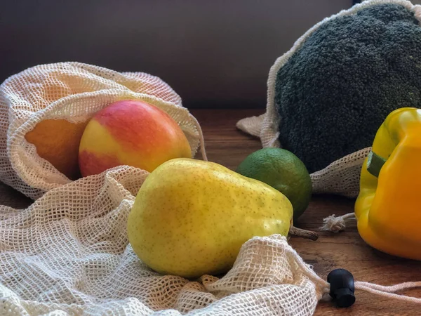 Φρέσκα Φρούτα Και Λαχανικά Τσάντες Από Βαμβάκι Μπρόκολο Αχλάδι Μήλο — Φωτογραφία Αρχείου